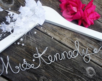 Besonderes Geschenk für gerade verlobte Braut - Namenshänger mit Blumenmuster