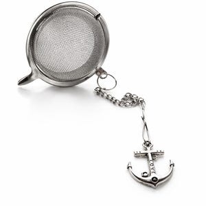 Könnte beinhalten: Ein silberfarbener Tee-Ei aus Metall mit einem runden Siebkorb und einem Klappdeckel. Eine feine Metallkette ist an der Seite des Tee-Eis befestigt und endet in einem dekorativen Anker-Anhänger, auf dessen Schaft das Wort LOVE vertikal eingraviert ist.