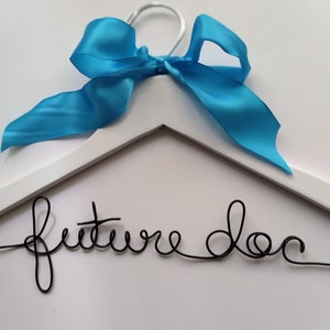 Regalo para estudiante de medicina - Future Doc Hanger con cinta