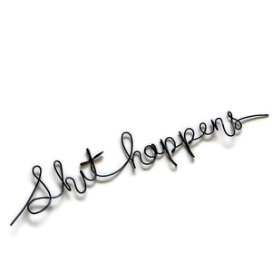 Letrero de alambre "Shit Happens" para baño o donde sea