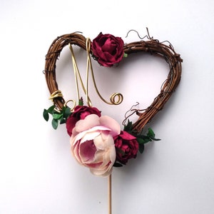 Adorno para tarta con flores de color burdeos en tu propia carta para cumpleaños y bodas