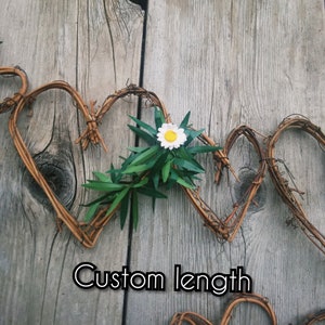 Guirlande suspendue en forme de coeur de vigne, de marguerites et de feuilles vertes