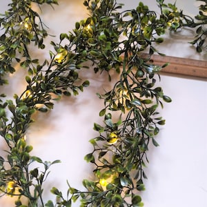 Verlichte mantelslinger met led-twinkelverlichting, kerstslinger, kerstgroen met verlichting voor tafel- of trapdecoratie