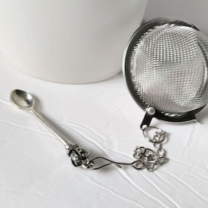 Tea Ball Infuser with Spoon Charm – Stainless Steel Mesh Loose Leaf Strainer – Reusable Steeper Gift for Tea Lovers