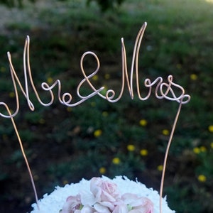 Adorno para tarta de boda de dos niveles con el texto "Sr. y Sra."