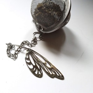 Butterfly Wing Tea Infuser – Loose Leaf Mesh Tea Ball with Charm – Garden Tea Gift – Nature-Inspired Steeper – Whimsical Tea Accessory