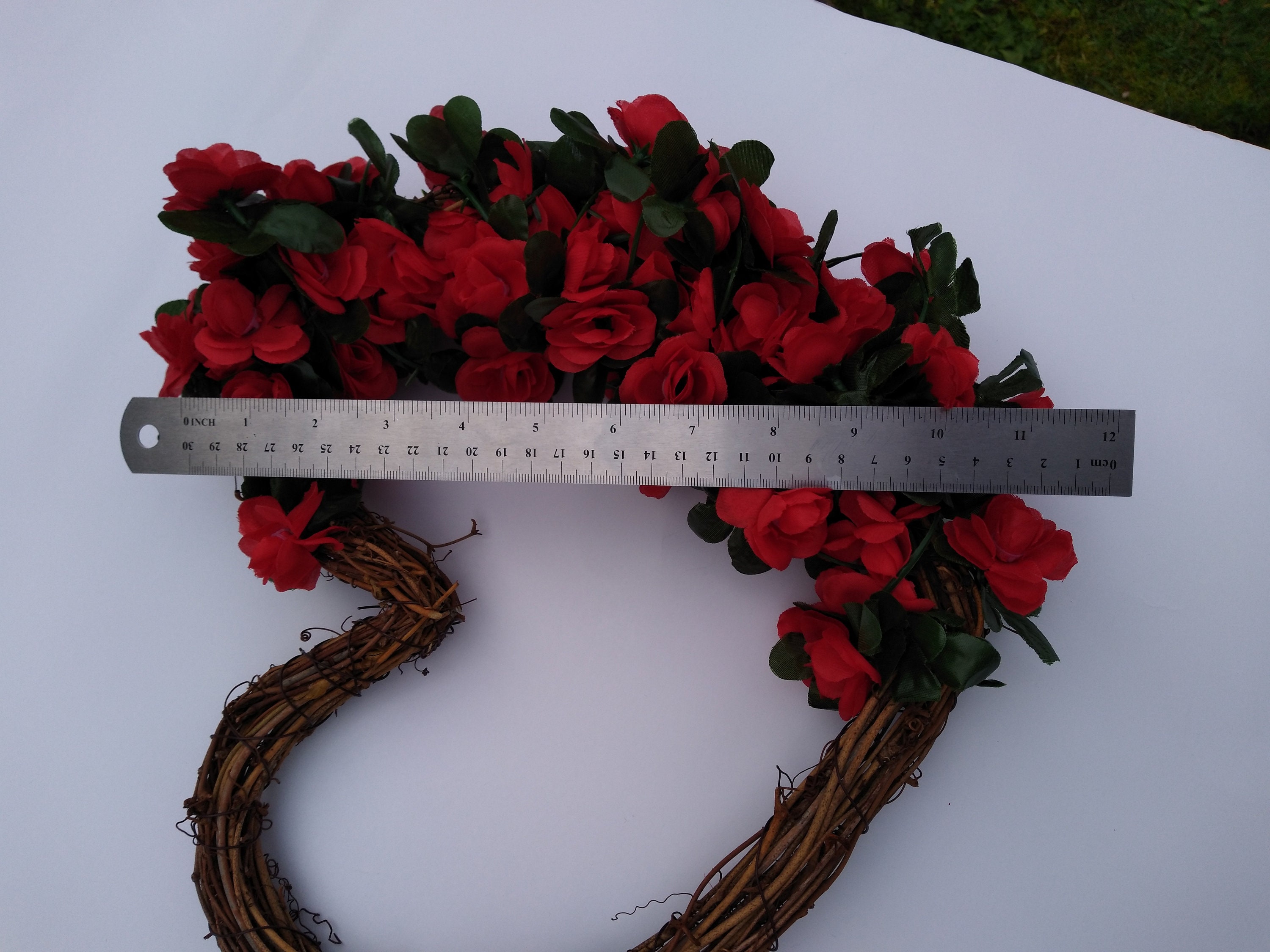 Ghirlanda Di Rose Acquerellate Bianche E Argentate · Creative Fabrica