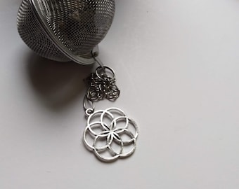 Infuseur à thé Flower avec breloque florale en argent