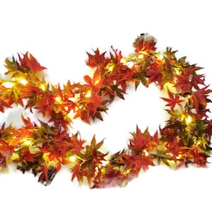 Beleuchtete Herbstlaub-Girlande mit warmweißen Lichtern - verwendet AA-Batterien