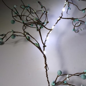 Verlichte Aqua Pip Berry-slinger voor rustiek schouwdecor