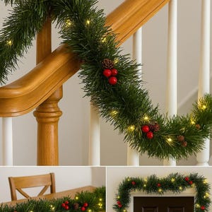 Puede incluir: Una guirnalda navideña festiva con agujas de pino verdes, bayas rojas y pequeñas luces blancas cálidas. La guirnalda está colocada sobre una barandilla de escalera de madera, una mesa y un marco de puerta.