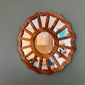 Den gudomliga feminina spegeln: Handgjord 3D-väggdekoration i trä och akryl Reddish Brown