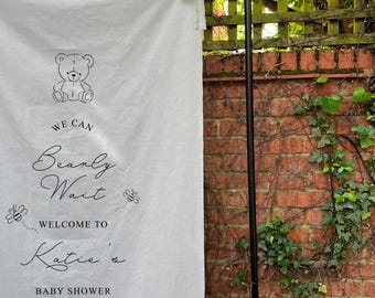 Spersonalizowany lniany napis powitalny na baby shower – baner „We can bearly wait” – napis z materiału „Hello World” – spersonalizowana dekoracja pokoju dziecięcego i urodzinowa