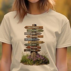 Outlander Locations Skylt T-shirts, Fraser's Ridge, Lallybroch, Castle Leoch, Craigh na Dun, Skottland Fangåva, Historisk fiktion, Tid