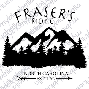 Puede incluir: Diseño de silueta en blanco y negro de una cordillera con pinos frente a las montañas. El texto "FRASER'S RIDGE NORTH CAROLINA EST. 1767" está debajo de las montañas con una flecha apuntando hacia la derecha.