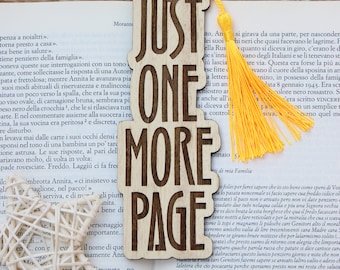 Holz-Lesezeichen „Just One More Page“ – anpassbares Geschenk für Leser