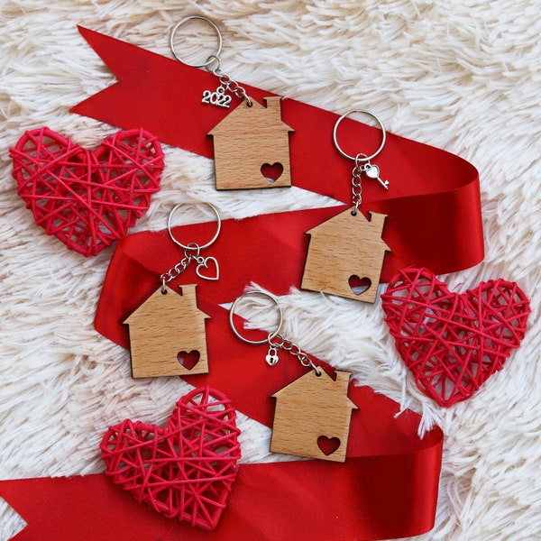 Porte-clés maison en bois - maison neuve, première maison, amour, famille, amour - Gravure laser - personnalisé