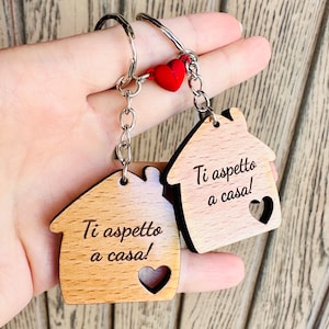 Houten sleutelhanger met huis, liefde, familie, liefde - lasergravering - gepersonaliseerd Valentijnsdag-paar
