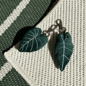 2 Mini Leaf Keychains - Velvet Gloriosum & Frydek