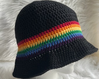 Schwarzer Fischerhut mit Regenbogenstreifen