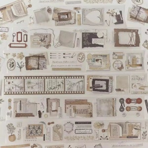 Op de afbeelding: Een verzameling decoratieve washi-tape-rollen en stickers met een vintage esthetiek. De ontwerpen omvatten filmstrips, frames, botanische illustraties en handgeschreven tekst in bruin, beige en wit. De tape en stickers zijn gerangschikt op een witte ondergrond.