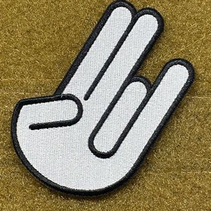 Könnte beinhalten: Weißer gestickter Aufnäher einer Hand, die die 'Drei'-Geste macht, oft als 'Rock on' oder 'Friedenszeichen' bezeichnet.