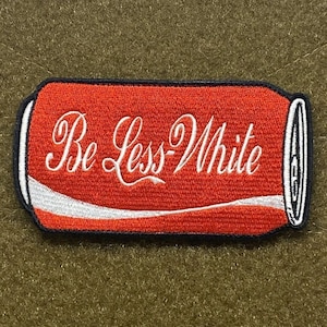 Può includere: Toppa ricamata rossa e bianca a forma di lattina di soda con il testo "Be Less White" in bianco.
