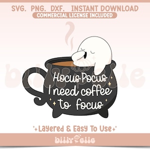 Może przedstawiać: Cyfrowy projekt przedstawiający czarny kocioł z napisem "Hocus Pocus I need coffee to focus". Urocza biała postać przypominająca ducha wygląda z kotła. Projekt zawiera parę i akcenty gwiazd.