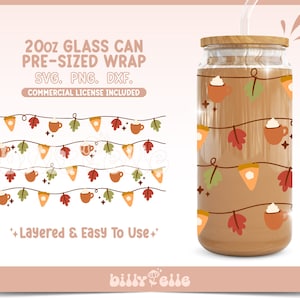 Op de afbeelding: Een digitaal ontwerp voor een 591 ml glazen blikverpakking met een patroon van herfstthema-elementen, waaronder herfstbladeren, pompoentaartpunten en mokken met warme dranken. Het ontwerp is gelaagd en gemakkelijk te gebruiken. De tekst "20oz GLASS CAN PRE-SIZED WRAP SVG. PNG. DXF. COMMERCIAL LICENSE INCLUDED +Layered & Easy To Use+ billy Pelle" is opgenomen in de afbeelding.