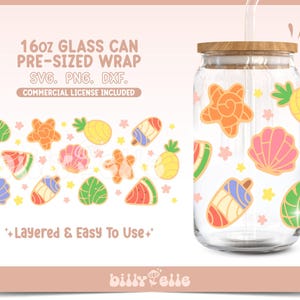 Puede incluir: Una lata de vidrio transparente de 473 ml con tapa y pajita de bambú, decorada con ilustraciones coloridas de verano. El diseño incluye imágenes de una estrella de mar, piña, concha y sandía. El texto en la imagen dice "16oz GLASS CAN PRE-SIZED WRAP SVG. PNG. DXF. COMMERCIAL LICENSE INCLUDED Layered & Easy To Use".