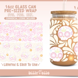 Puede incluir: Un diseño digital para una envoltura de lata de vidrio de 473 ml con un patrón de calaveras de azúcar rosas y blancas con acentos florales. El diseño está en capas y es fácil de usar. El texto "16oz GLASS CAN PRE-SIZED WRAP SVG. PNG. DXF. COMMERCIAL LICENSE INCLUDED" está incluido en la imagen.