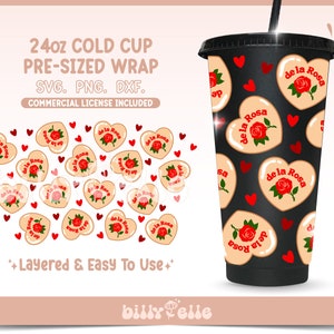 Op de afbeelding: Een 24 ounce cold cup wrap-ontwerp met een hartvormig patroon met de tekst "de la Rosa" en een roos. Het ontwerp is gelaagd en gemakkelijk te gebruiken. SVG-, PNG- en DXF-bestanden zijn inbegrepen.