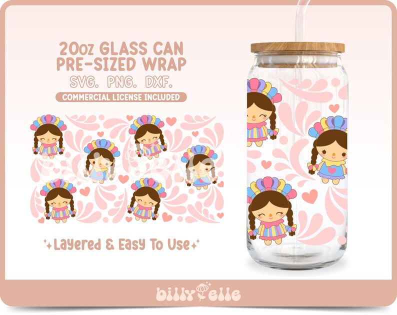 Pu&ograve; includere: Un involucro per lattina di vetro da 20 once con un motivo colorato rosa, blu, giallo e bianco. Il motivo include un design ripetitivo di una bambola stilizzata con un vestito rosa e un cuore. Il testo "20oz GLASS CAN PRE-SIZED WRAP SVG. PNG. DXF. COMMERCIAL LICENSE INCLUDED" &egrave; nella parte superiore dell'immagine. Il testo "Layered & Easy To Use" &egrave; nella parte inferiore dell'immagine.