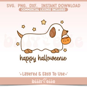Op de afbeelding: Digitale illustratie van een teckel verkleed als spook, met een pompoenemmer. De afbeelding bevat de tekst "happy halloweenie" en sterdecoraties. Het ontwerp is gelabeld als SVG, PNG, DXF en direct downloaden met commerciële licentie.