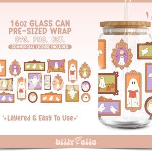 Puede incluir: Un vaso transparente de 473 ml con tapa de madera, decorado con un patrón repetido de fantasmas enmarcados en diferentes colores. El texto en la imagen dice: "16oz GLASS CAN PRE-SIZED WRAP SVG. PNG. DXF. COMMERCIAL LICENSE INCLUDED".
