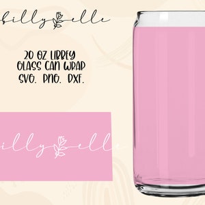 Può includere: Un involucro per lattina di vetro rosa da 20 once con il testo "billy elle" in corsivo bianco. L'involucro per lattina è progettato per una lattina di vetro Libbey.