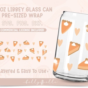 Puede incluir: Un diseño digital para una envoltura de lata de vidrio Libbey de 473 ml con un patrón de rebanadas de pastel de calabaza y corazones. El diseño está en capas y es fácil de usar. El texto "SVG. PNG. DXF. LICENCIA COMERCIAL INCLUIDA" está incluido en la imagen.