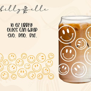 Könnte beinhalten: Ein 473 ml Glas-Dosen-Wrap mit einem Design aus weißen Smiley-Gesichtern auf braunem Hintergrund. Der Text "16 oz LIBBEY GLASS CAN WRAP SVG. PNG. DXF." ist unter der Dose gedruckt.