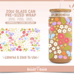 Könnte beinhalten: Ein 20 Unzen Glas-Dosen-Verpackungsdesign mit einem floralen Muster mit Schmetterlingen, Bienen und Blättern. Das Design ist geschichtet und einfach zu verwenden. Das Design ist in den Formaten SVG, PNG und DXF verfügbar. Eine kommerzielle Lizenz ist enthalten.