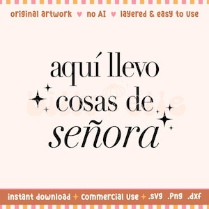 Könnte beinhalten: Ein digitales Design mit dem Text "aquí llevo cosas de señora" in Schwarz, mit Sternakzenten. Das Design enthält den Text "original artwork no AI layered & easy to Use" und "instant download + commercial use + .svg .png .dxf".