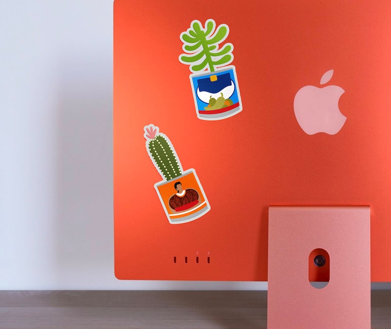 Puede incluir: Dos pegatinas de plantas coloridas sobre un fondo rojo. Una pegatina presenta un cactus en una lata con una persona que lleva una camisa roja dentro. La otra pegatina presenta una planta verde en una lata con un dise&ntilde;o azul y blanco.