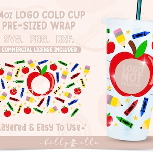 Puede incluir: Un diseño de envoltura para vaso frío de 24 onzas con una manzana roja con una hoja verde y un círculo blanco para un logotipo. La manzana está rodeada de estrellas amarillas, crayones rojos y azules y lápices amarillos. El texto "LOGO NOT INCLUDED" está dentro del círculo blanco. El diseño está en capas y es fácil de usar.