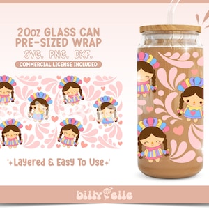 Pu&ograve; includere: Un design digitale per un involucro per lattina di vetro da 591 ml con un motivo colorato di bambole stilizzate e disegni floreali rosa. Il testo "20oz GLASS CAN PRE-SIZED WRAP SVG. PNG. DXF. COMMERCIAL LICENSE INCLUDED" &egrave; nella parte superiore dell'immagine. Il testo "*+Layered & Easy To Use+*" &egrave; nella parte inferiore dell'immagine.