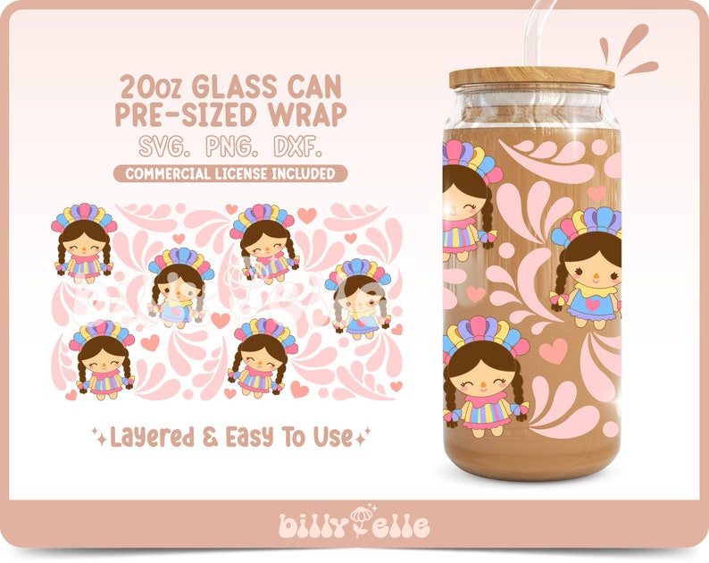 Pu&ograve; includere: Un design digitale per un involucro per lattina di vetro da 591 ml con un motivo colorato di bambole stilizzate e disegni floreali rosa. Il testo "20oz GLASS CAN PRE-SIZED WRAP SVG. PNG. DXF. COMMERCIAL LICENSE INCLUDED" &egrave; nella parte superiore dell'immagine. Il testo "*+Layered & Easy To Use+*" &egrave; nella parte inferiore dell'immagine.