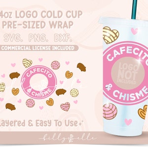 Puede incluir: Un diseño digital para una envoltura de vaso frío de 24 onzas con un círculo rosa con el texto "Cafecito & Chismes" y un vaso blanco con diseños rosa y amarillo. El diseño incluye el texto "Logo Not Included".