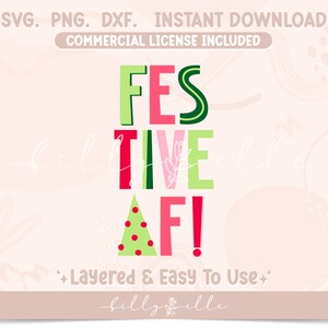 Puede incluir: Festive AF! Un archivo de corte SVG en capas con un árbol de Navidad y las palabras "Festive AF!" en letras verdes, rojas y rosas. El texto está en capas y es fácil de usar.