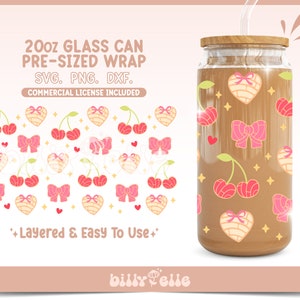 Pode incluir: Um design digital para um inv&oacute;lucro de lata de vidro de 591 ml com um padr&atilde;o de la&ccedil;os cor-de-rosa, cerejas e pastelaria em forma de cora&ccedil;&atilde;o. O design &eacute; em camadas e f&aacute;cil de usar. O texto "20oz GLASS CAN PRE-SIZED WRAP SVG. PNG. DXF. COMMERCIAL LICENSE INCLUDED +Layered & Easy To Use+ billyPelle" est&aacute; inclu&iacute;do na imagem.