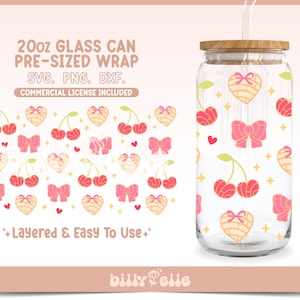 Puede incluir: Un diseño de envoltura para lata de vidrio de 567 ml con un patrón de lazos rosas, cerezas y corazones con textura tejida. El diseño está en capas y es fácil de usar. Se incluyen archivos SVG, PNG y DXF. Licencia comercial incluida.