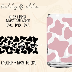 Puede incluir: Un diseño digital para una envoltura de lata de vidrio Libbey de 473 ml con un patrón de estampado de vaca rosa y blanco. El diseño está en capas y es fácil de usar. El diseño incluye el texto "16 oz Libbey Glass Can Wrap SVG. PNG. DXF. Layered & Easy to Use."