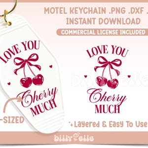 Könnte beinhalten: Weißer Motel-Schlüsselanhänger mit rotem Text, der "Love You Cherry Much" lautet. Der Schlüsselanhänger ist in Form eines traditionellen Motel-Schlüssels geformt. Der Text ist in einer kursivschriftlichen Schriftart. Der Schlüsselanhänger ist ein digitaler Download.